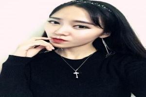 白衣美女肚脐眼中枪又中刀